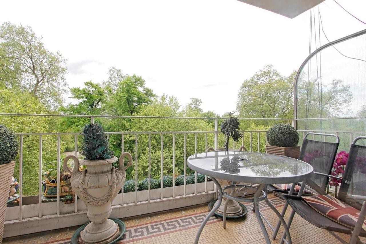 Overlooking Hyde Park Apartament